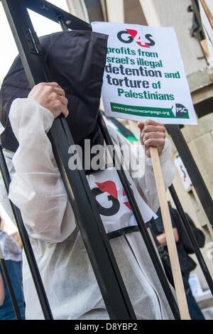 London, UK. 6. Juni 2013.  Demonstranten versammelten sich vor der Hauptversammlung der Sicherheit multi-nationalen G4S in Protest Againsyt ihre Beteiligung in israelischen Gefängnissen es angeblich palästinensische Gefangene ist gefoltert. Bildnachweis: Paul Davey/Alamy Live-Nachrichten Stockfoto