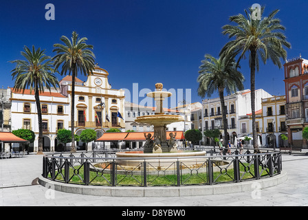 Spanien, Extremadura, Merida, Plaza de España mit einem Brunnen und Palmen in der Mitte. Stockfoto