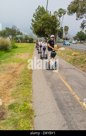 Eine Gruppe von Segway personal Transporter Fahrer mit Helmen fahren ihre Segways auf einem Radweg in Santa Barbara, Kalifornien Stockfoto