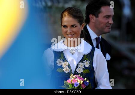 Stockholm, Schweden. 6. Juni 2013. Schwedische Prinzessin Madeleine und ihr Ehemann werden Chris O'Neill stehen nebeneinander am schwedischen Nationalfeiertag Empfang in Stockholm, Schweden, 6. Juni 2013. Foto: Carsten Rehder/dpa Stockfoto