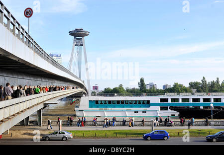 Bratislava, Slowakei. 6. Juni 2013. Das Niveau der geschwollenen Donau in der slowakischen Hauptstadt Bratislava Rekord den von 2002, wenn verheerenden Überschwemmungen Mitteleuropa getroffen. Fluss begann ihren Höhepunkt am Nachmittag, 6. Juni 2013, früher als erwartet, und es erreichte 10,34 m. Menschen wurden gewarnt von Überschwemmungen entlang der Donau in der Slowakei über die starken Regenfälle nach welchen Flüssen in Österreich und Deutschland ihre Banken überflog am vergangenen Wochenende. Ein neues Anti-Flood-System wurde in Bratislava vor zwei Jahren eingeführt. Hunderte der Feuerwehrleute, Polizisten und Soldaten sind bereit, Fighti starten Stockfoto