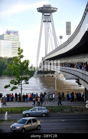 Bratislava, Slowakei. 6. Juni 2013. Das Niveau der geschwollenen Donau in der slowakischen Hauptstadt Bratislava Rekord den von 2002, wenn verheerenden Überschwemmungen Mitteleuropa getroffen. Fluss begann ihren Höhepunkt am Nachmittag, 6. Juni 2013, früher als erwartet, und es erreichte 10,34 m. Menschen wurden gewarnt von Überschwemmungen entlang der Donau in der Slowakei über die starken Regenfälle nach welchen Flüssen in Österreich und Deutschland ihre Banken überflog am vergangenen Wochenende. Ein neues Anti-Flood-System wurde in Bratislava vor zwei Jahren eingeführt. Hunderte der Feuerwehrleute, Polizisten und Soldaten sind bereit, Fighti starten Stockfoto