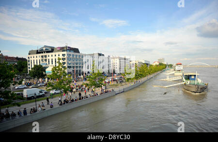 Bratislava, Slowakei. 6. Juni 2013. Das Niveau der geschwollenen Donau in der slowakischen Hauptstadt Bratislava Rekord den von 2002, wenn verheerenden Überschwemmungen Mitteleuropa getroffen. Fluss begann ihren Höhepunkt am Nachmittag, 6. Juni 2013, früher als erwartet, und es erreichte 10,34 m. Menschen wurden gewarnt von Überschwemmungen entlang der Donau in der Slowakei über die starken Regenfälle nach welchen Flüssen in Österreich und Deutschland ihre Banken überflog am vergangenen Wochenende. Ein neues Anti-Flood-System wurde in Bratislava vor zwei Jahren eingeführt. Hunderte der Feuerwehrleute, Polizisten und Soldaten sind bereit, Fighti starten Stockfoto