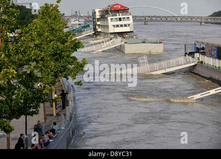 Bratislava, Slowakei. 6. Juni 2013. Das Niveau der geschwollenen Donau in der slowakischen Hauptstadt Bratislava Rekord den von 2002, wenn verheerenden Überschwemmungen Mitteleuropa getroffen. Fluss begann ihren Höhepunkt am Nachmittag, 6. Juni 2013, früher als erwartet, und es erreichte 10,34 m. Menschen wurden gewarnt von Überschwemmungen entlang der Donau in der Slowakei über die starken Regenfälle nach welchen Flüssen in Österreich und Deutschland ihre Banken überflog am vergangenen Wochenende. Ein neues Anti-Flood-System wurde in Bratislava vor zwei Jahren eingeführt. Hunderte der Feuerwehrleute, Polizisten und Soldaten sind bereit, Fighti starten Stockfoto