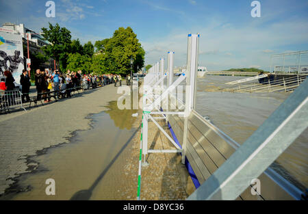 Bratislava, Slowakei. 6. Juni 2013. Das Niveau der geschwollenen Donau in der slowakischen Hauptstadt Bratislava Rekord den von 2002, wenn verheerenden Überschwemmungen Mitteleuropa getroffen. Fluss begann ihren Höhepunkt am Nachmittag, 6. Juni 2013, früher als erwartet, und es erreichte 10,34 m. Menschen wurden gewarnt von Überschwemmungen entlang der Donau in der Slowakei über die starken Regenfälle nach welchen Flüssen in Österreich und Deutschland ihre Banken überflog am vergangenen Wochenende. Ein neues Anti-Flood-System wurde in Bratislava vor zwei Jahren eingeführt. Hunderte der Feuerwehrleute, Polizisten und Soldaten sind bereit, Fighti starten Stockfoto