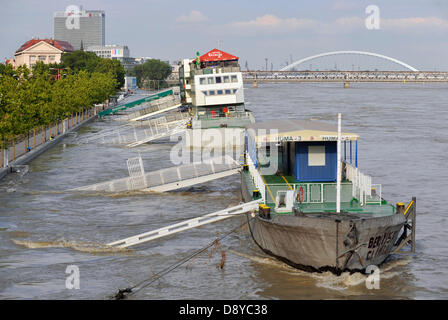 Bratislava, Slowakei. 6. Juni 2013. Das Niveau der geschwollenen Donau in der slowakischen Hauptstadt Bratislava Rekord den von 2002, wenn verheerenden Überschwemmungen Mitteleuropa getroffen. Fluss begann ihren Höhepunkt am Nachmittag, 6. Juni 2013, früher als erwartet, und es erreichte 10,34 m. Menschen wurden gewarnt von Überschwemmungen entlang der Donau in der Slowakei über die starken Regenfälle nach welchen Flüssen in Österreich und Deutschland ihre Banken überflog am vergangenen Wochenende. Ein neues Anti-Flood-System wurde in Bratislava vor zwei Jahren eingeführt. Hunderte der Feuerwehrleute, Polizisten und Soldaten sind bereit, Fighti starten Stockfoto