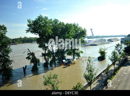 Bratislava, Slowakei. 6. Juni 2013. Das Niveau der geschwollenen Donau in der slowakischen Hauptstadt Bratislava Rekord den von 2002, wenn verheerenden Überschwemmungen Mitteleuropa getroffen. Fluss begann ihren Höhepunkt am Nachmittag, 6. Juni 2013, früher als erwartet, und es erreichte 10,34 m. Menschen wurden gewarnt von Überschwemmungen entlang der Donau in der Slowakei über die starken Regenfälle nach welchen Flüssen in Österreich und Deutschland ihre Banken überflog am vergangenen Wochenende. Ein neues Anti-Flood-System wurde in Bratislava vor zwei Jahren eingeführt. Hunderte der Feuerwehrleute, Polizisten und Soldaten sind bereit, Fighti starten Stockfoto