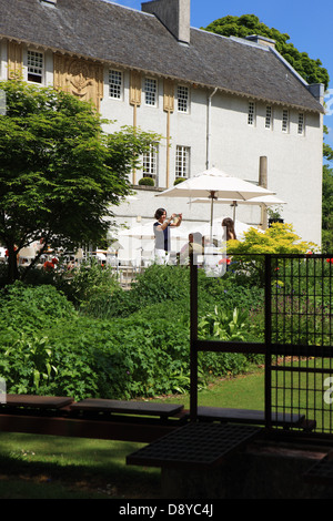 Frau nehmen Foto im Essen Außenbereich des Hauses für eine Art Lover in Bellahouston Park, Glasgow Stockfoto