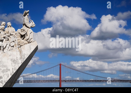 Portugal, Estremadura, Lissabon, Prinz Heinrich der Seefahrer mit Ponte 25. Abril Brücke über das Denkmal der Entdeckungen führen. Stockfoto