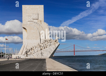 Portugal, Estremadura, Lissabon, Prinz Heinrich der Seefahrer mit Ponte 25. Abril Brücke über das Denkmal der Entdeckungen führen. Stockfoto