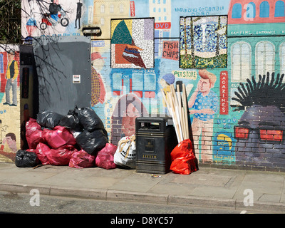 Müll mit Wandgemälde im nördlichen Viertel Manchester UK Stockfoto