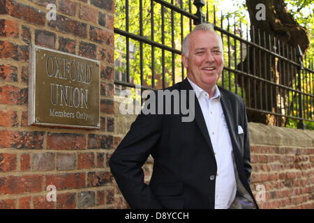 Oxford, UK. 6. Juni 2013. Michael Barrymore kommt in eine Debatte in der Oxford Union Diskussionsklubs heute besuchen. Bildnachweis: Petericardo Lusabia/Alamy Live-Nachrichten Stockfoto