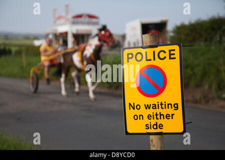 Appleby, Cumbria, UK. 6. Juni 2013.  Parkplatz Schild am Appleby Horse Fair in Cumbria beschränkt.  Die Messe ist ein jährliches Treffen der Zigeuner und Reisende die erfolgt in der ersten Woche im Juni, und seit der Regierungszeit von James II., der eine königliche Charta 1685 ermöglicht ein Pferd gewährt fair "in der Nähe des Flusses Eden."  Bildnachweis: Mar Photographics/Alamy Live-Nachrichten Stockfoto