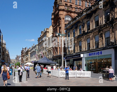 Buchanan Street in Glasgow Schottland an einem geschäftigen Tag mit Shopping-Fans und Besucher Enjoyind Essen und trinken außerhalb. Stockfoto