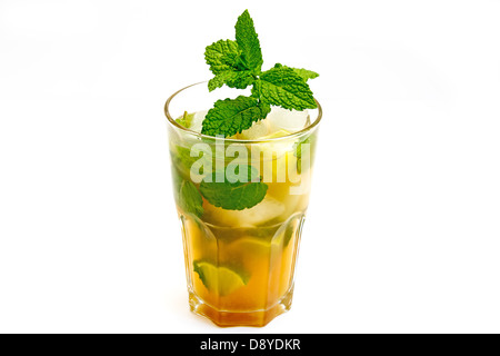 Mojito trinken mit Limetten und Minze Stockfoto