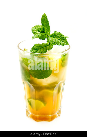 Mojito trinken mit Limetten und Minze Stockfoto