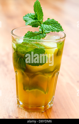 Mojito trinken mit Limetten und Minze Stockfoto