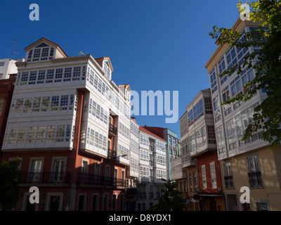 Verglaste Fenster Balkone, genannt Galerías in Betanzos, Galicien, Spanien, Europa Stockfoto