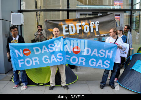 London, UK. 6. Juni 2013. Demonstranten halten Plakate, Banner und Popup-Zelte außerhalb EDF Hauptsitz in Solidarität mit No Dash für Cash Aktivisten eingerichtet. Bildnachweis: Pete Maclaine/Alamy Live-Nachrichten Stockfoto