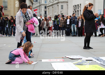 Kleines Mädchen in einem türkischen Protest für die Türkei Gezi-Park in London Stockfoto