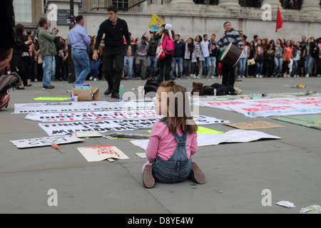 Kleines Mädchen in einem türkischen Protest für die Türkei Gezi-Park in London Stockfoto