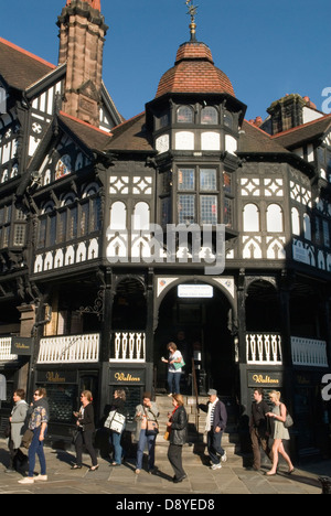 Chester, Cheshire UK der Ecke des Eastgate und Bridge Street, die Zeilen. HOMER SYKES Stockfoto