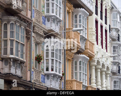 Verglaste Fenster Balkone, genannt Galerías in La Coruna, Galicien, Spanien, Europa Stockfoto