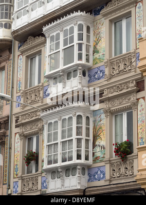 Verglaste Fenster Balkone, genannt Galerías in La Coruna, Galicien, Spanien, Europa Stockfoto