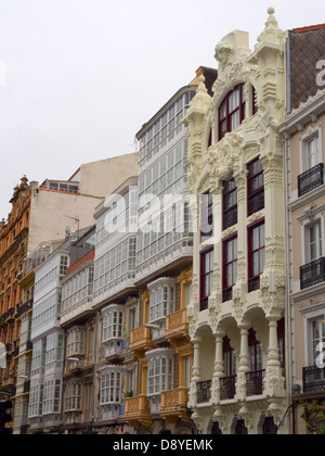 Verglaste Fenster Balkone, genannt Galerías in La Coruna, Galicien, Spanien, Europa Stockfoto