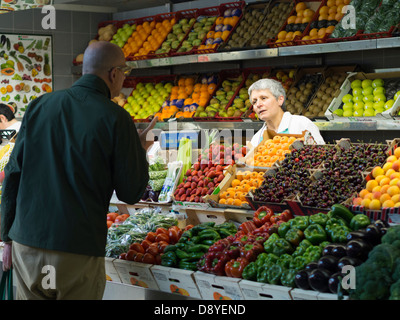 Obst-Marktstand auf dem Mercado De La Plaza de Lugo Marktplatz in La Coruña, Galicien, Spanien Stockfoto