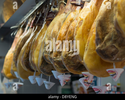 Serrano-Schinken an der Decke in Spanien Stockfoto