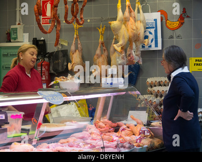 Örtlichen Metzgerei in der Mercado De La Plaza de Lugo Marktplatz, La Coruña, Galicien, Spanien Stockfoto