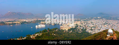 Ansicht von Udaipur von Machla Magra (Fisch Hill). Pichola-See, Udaipur-Hügel, Stadtschloss und die zahlreichen Sehenswürdigkeiten der Stadt Stockfoto