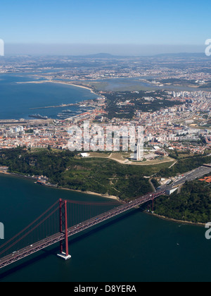 Luftaufnahme der 25 de Abril Brücke über den Fluss Tejo zwischen Lissabon und Almada, Portugal, Europa Stockfoto