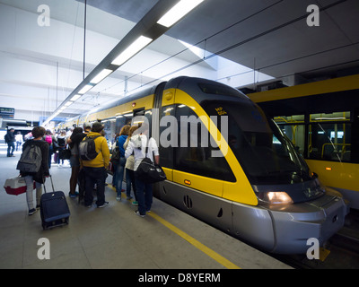 Zug-Ankunft am Bahnsteig der u-Bahnstation in Porto, Portugal Stockfoto