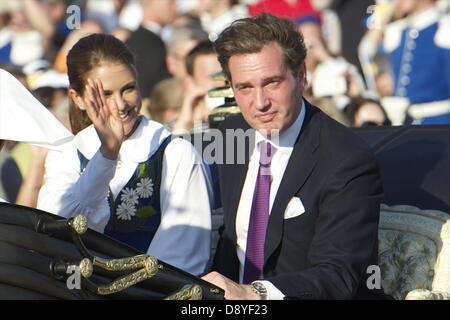 Stockholm, Spanien. 6. Juni 2013. Christopher O'Neill und Prinzessin Madeleine von Schweden, Prinz Daniel von Schweden, Kronprinzessin Victoria von Schweden sitzen in einer Kutsche Überschrift nach Skansen während der National Day Feierlichkeiten am 6. Juni 2013 in Stockholm, Schweden. (Bild Kredit: Kredit: Jack Abuin/ZUMAPRESS.com/Alamy Live-Nachrichten) Stockfoto