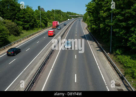 A12 Essex, England. Fahrzeuge, die mit der äußeren Fahrspur auf zweispurigen, wenn kein Verkehr auf Beifahrerseite Spur ist. Stockfoto