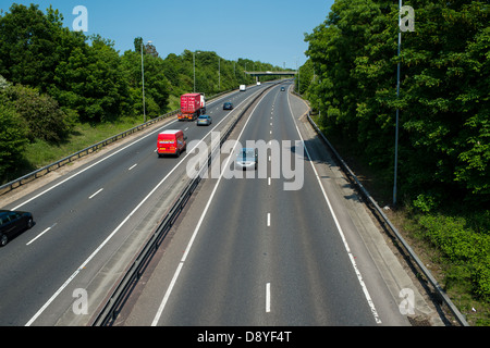 A12 Essex, England. Fahrzeuge, die mit der äußeren Fahrspur auf zweispurigen, wenn kein Verkehr auf Beifahrerseite Spur ist. Stockfoto