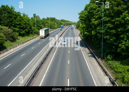 A12 Essex, England. Fahrzeuge, die mit der äußeren Fahrspur auf zweispurigen, wenn kein Verkehr auf Beifahrerseite Spur ist. Stockfoto