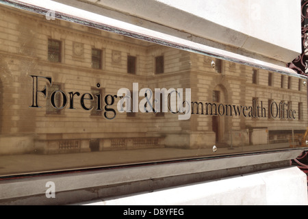 Seitlicher Blick auf dem Messing-Typenschild außerhalb der auswärtige & Commonwealth Office, King Charles Street, Westminster, London, UK Stockfoto