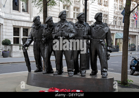 Die Royal Tank Regiment Denkmal befindet sich auf der Ecke Whitehall Court und Whitehall Place in London. Stockfoto