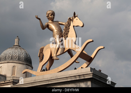 "Machtlose Strukturen, Abb. 101" eine Bronze-Skulptur eines jungen auf einer Schaukel Pferd, vierte Sockel, Trafalgar Square, London, UK. Stockfoto