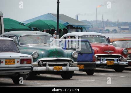 : Klassische amerikanische Autos geparkt in Havanna Stockfoto