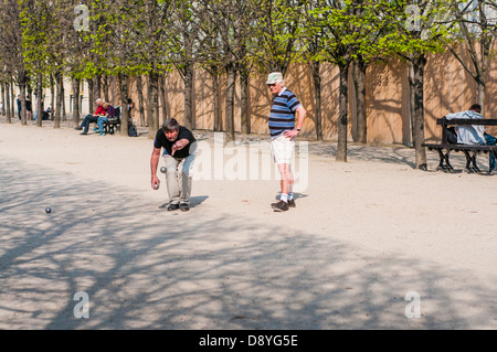 Eine Gruppe von Senioren Herren spielen Boule im Jardin du Palais, Paris, Frankreich Stockfoto