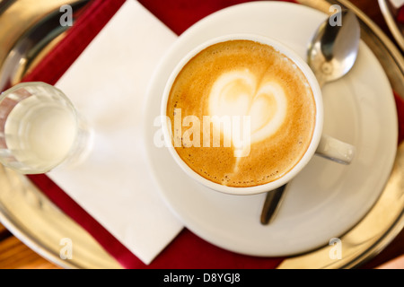 Kaffee Espresso Kaffee Kunst dekorierte Herzen in Schaum Stockfoto