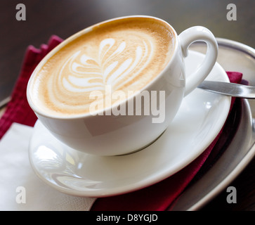 Kaffee spät mit Kaffee Kunst mit einem geschmückten Baum im Schaum Stockfoto