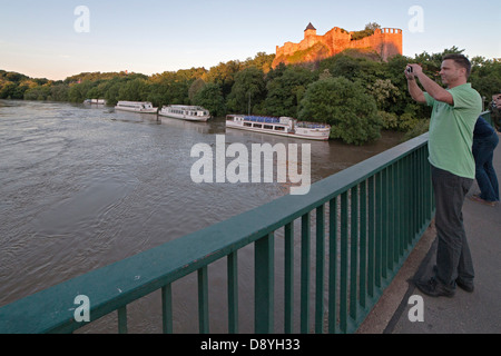 Burg Giebichenstein bei Hochwasser des Flusses Saale in Halle - Giebichenstein Brücke gesehen; Deutschland, 5. Juni 2013 Stockfoto