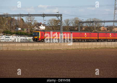 Ein Royal Mail-Zug auf der elektrifizierten Eisenbahn der West Coast Main Line in Staffordshire. Stockfoto