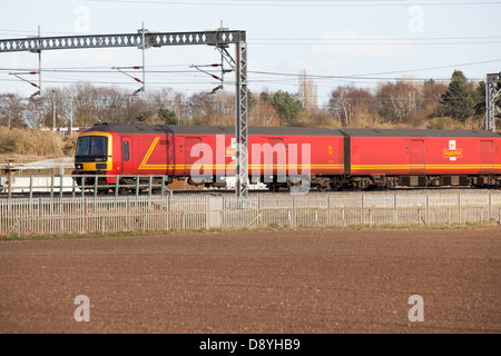 Ein Royal Mail-Zug auf der elektrifizierten Eisenbahn der West Coast Main Line in Staffordshire. Stockfoto