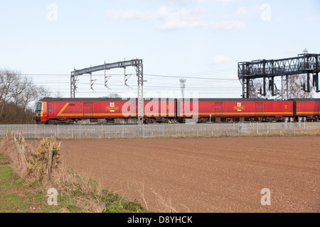 Ein Royal Mail-Zug auf der elektrifizierten Eisenbahn der West Coast Main Line in Staffordshire. Stockfoto